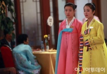 [포토]남측 상봉자들 기다리는 북측 봉사원 - 아시아투데이 [포토]남측 상봉자들 기다리는 북측 봉사원