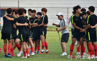 [포토] 한일전 준비하는 김학범 감독과 축구 대표팀 - 아시아투데이 [포토] 한일전 준비하는 김학범 감독과 축구 대표팀