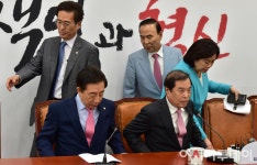 [포토] 부동산 대책 기자간담회 참석하는 김병준-김성태-함진규-박순자... 부동산 대책 기자간담회 참석하는 김병준-김성태-함진규-박순자-박덕흠