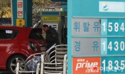[포토]‘유류세 15%인하’ 가격내린 주유소 - 아시아투데이 [포토]‘유류세 15%인하’ 가격내린 주유소