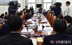 [포토] ‘쟁점 세법 논의’ 국회 기재위 조제소위 - 아시아투데이 [포토] ‘쟁점 세법 논의’ 국회 기재위 조제소위