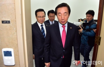 [포토] ‘예산안 합의’ 비공개 회동 마친 홍영표-김성태-김관영 - 아시아투데이 [포토] ‘예산안 합의’ 비공개 회동 마친 홍영표-김성태-김관영