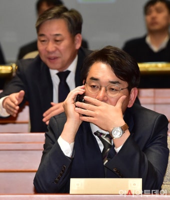 [포토] 전화통화하는 박용진 의원 - 아시아투데이 [포토] 전화통화하는 박용진 의원