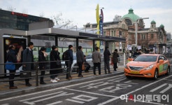 [포토]택시 기다리는 시민들 - 아시아투데이 [포토]택시 기다리는 시민들