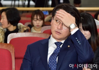[포토] 머리 아픈 박용진 의원 - 아시아투데이 [포토] 머리 아픈 박용진 의원