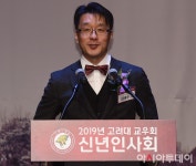 [포토] 수상소감 말하는 김태우 교수 - 아시아투데이 [포토] 수상소감 말하는 김태우 교수