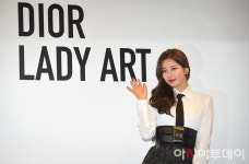 [포토]디올, ‘디올 레이디 아트#3’ 전시 개최 - 아시아투데이 [포토]디올, ‘디올 레이디 아트#3’ 전시 개최