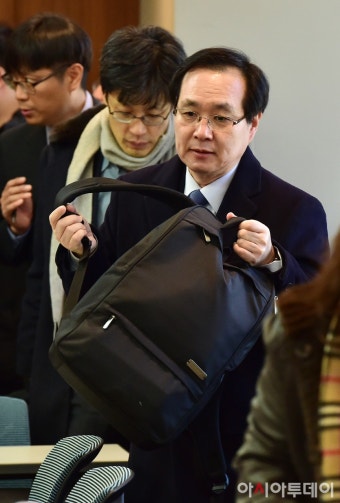 [포토] 회의 참석하는 류장수 최저임금위원장 - 아시아투데이 [포토] 회의 참석하는 류장수 최저임금위원장