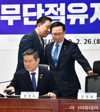 [포토] 김병기 의원과 대화 나누는 홍영표 원내대표 - 아시아투데이 [포토] 김병기 의원과 대화 나누는 홍영표 원내대표