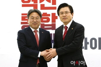 [포토] 한국당 대표실 찾은 강기정 정무수석 - 아시아투데이 [포토] 한국당 대표실 찾은 강기정 정무수석