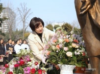 [포토] 3·1절 100주년 맞아 이화여고 방문한 유은혜 부총리 - 아시아투데이 [포토] 3·1절 100주년 맞아 이화여고 방문한 유은혜 부총리