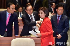 [포토] 긴급 비상의총 참석하는 나경원 원내대표 - 아시아투데이 [포토] 긴급 비상의총 참석하는 나경원 원내대표