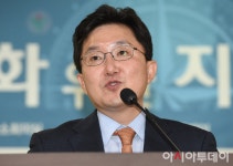[포토]‘제5회 아시아투데이 금융포럼’ 축사하는 김용태 자유한국당 의원 - 아시아투데이 [포토]‘제5회 아시아투데이 금융포럼’ 축사하는... 