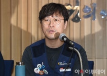 [포토]‘김기덕 감독 규탄 기자회견’ 발언하는 홍태화 전국영화산업노동조합 사무국장 - 아시아투데이 [포토]‘김기덕 감독 규탄 기자회견’... 