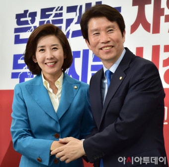 [포토] 첫 만남 갖는 여당 신임 원내대표와 제1야당 원내대표 - 아시아투데이 [포토] 첫 만남 갖는 여당 신임 원내대표와 제1야당 원내대표