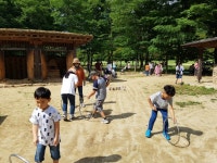 문경새재관리사무소, 초가집 앞 전래놀이 체험장 운영 인기 - 아시아투데이 문경새재관리사무소, 초가집 앞 전래놀이 체험장 운영 인기