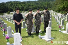 [포토]6.25 69주년 앞두고 묘역 참배하는 장병들 - 아시아투데이 [포토]6.25 69주년 앞두고 묘역 참배하는 장병들