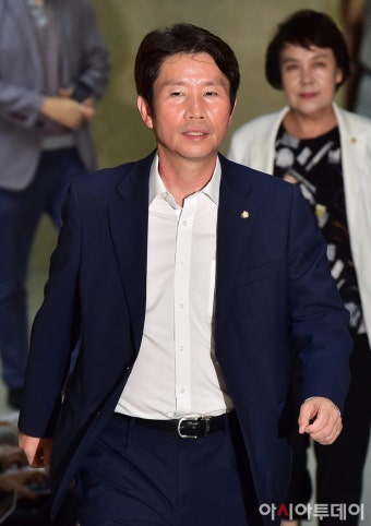 [포토] ‘여야 3당 원내대표 회동’ 참석하는 이인영 원내대표 - 아시아투데이 [포토] ‘여야 3당 원내대표 회동’ 참석하는 이인영 원내대표