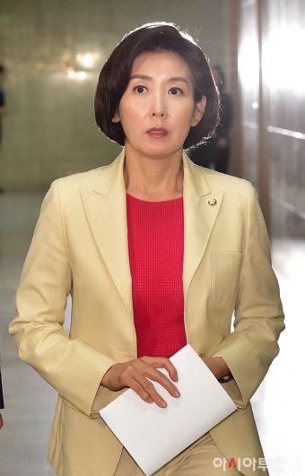[포토] ‘교섭단체 원내대표 회동’ 참석하는 나경원 원내대표 - 아시아투데이 [포토] ‘교섭단체 원내대표 회동’ 참석하는 나경원 원내대표