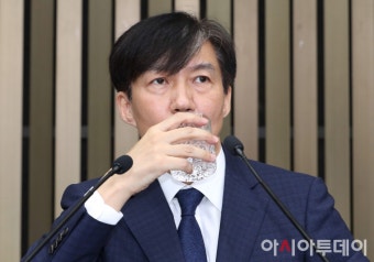 [포토] 목 축이는 조국 법무부 장관 후보자 - 아시아투데이 [포토] 목 축이는 조국 법무부 장관 후보자