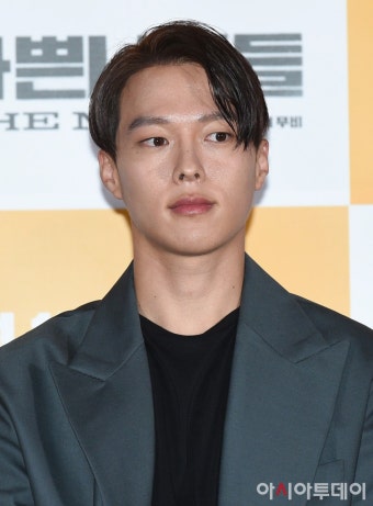 [포토]나쁜녀석들, 장기용 ‘바둑 보다 장기용’ - 아시아투데이 [포토]나쁜녀석들, 장기용 ‘바둑 보다 장기용’