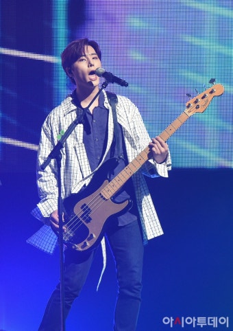 [포토]데이식스 영케이, ‘무대 위 카리스마’ - 아시아투데이 [포토]데이식스 영케이, ‘무대 위 카리스마’