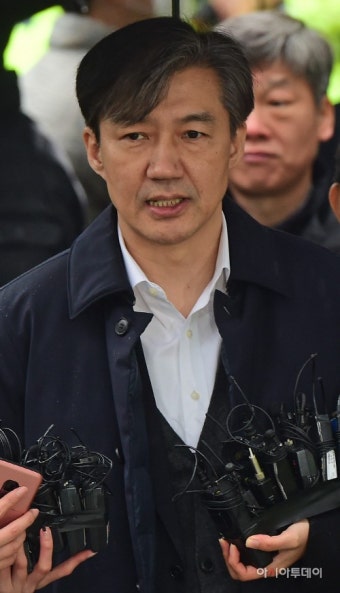 검찰, ‘가족 비리’ 관련 조국 전 장관 불구속 기소 - 아시아투데이 검찰, ‘가족 비리’ 관련 조국 전 장관 불구속 기소
