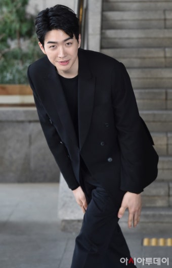 [포토] 강훈, 인사하며 눈 맞춤 - 아시아투데이 [포토] 강훈, 인사하며 눈 맞춤