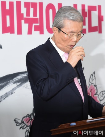 [포토]물 마시는 김종인 총괄선대위원장 - 아시아투데이 [포토]물 마시는 김종인 총괄선대위원장