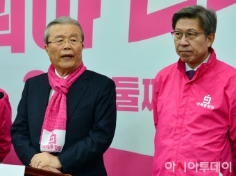 [포토] 취재진 질문에 답변하는 김종인 총괄선대위원장 - 아시아투데이 [포토] 취재진 질문에 답변하는 김종인 총괄선대위원장