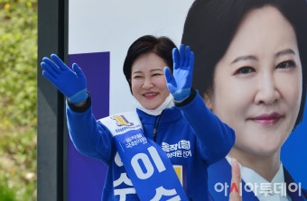 [포토] 손 흔들며 인사하는 이수진 민주당 동작을 후보 - 아시아투데이 [포토] 손 흔들며 인사하는 이수진 민주당 동작을 후보
