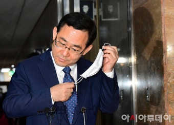 [포토] 국회의장 항의 방문 마친 주호영 원내대표 - 아시아투데이 [포토] 국회의장 항의 방문 마친 주호영 원내대표