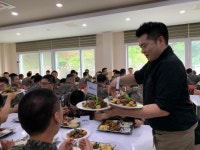 국방일보 - BEMIL 군사세계 국방부, 이원일 셰프 초청 파주 DMZ 평화의 길 지원 장병에게 전복갈비찜 제공