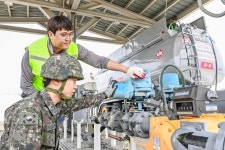 국방일보 - BEMIL 군사세계 공군11전비, 급유 절차 숙달…전시 대구공항 유류 수급 ‘차질 없다’