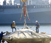항공모함 해리 트루먼(CVN-75)에 도착한 무인전투기 X-47B - 유용원의 군사세계
