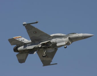 미국 애리조나 일대에서의 아랍에미리트 공군 F-16E 전투기 - 유용원의 군사세계 미국 애리조나 일대에서의 아랍에미리트 공군 F-16E 전투기