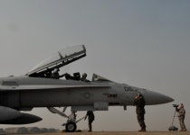 오산 미공군기지에 주기된 미 해병대 F/A-18 - 유용원의 군사세계 오산 미공군기지에 주기된 미 해병대 F/A-18