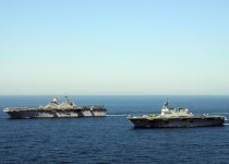 동시항진중인 미 해군 USS Essex (LHD 2)와 일본 해상자위대 휴우가 - 유용원의 군사세계 동시항진중인 미 해군 USS Essex (LHD 2)와 일본... 