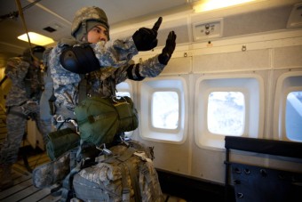 미 알래스카 주방위군 C-23 수송기 정기 전술강하 훈련 - 유용원의 군사세계