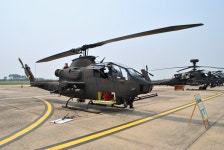 BEMIL 사진 자료실 - BEMIL 군사세계 BO-105 정찰헬기와 AH-1S 코브라 공격헬기