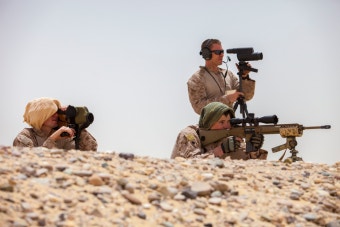 카타르서 Eagle Resolve 2013중 사격하는 미 해병대 M110 저격수 - 유용원의 군사세계 카타르서 Eagle Resolve 2013중 사격하는 미...
