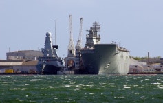 BEMIL 사진 자료실 - BEMIL 군사세계 윌리엄스타운서 영국 해군 HMS Daring과 호주 해군 HMAS Canberra-2