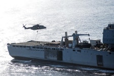 BEMIL 사진 자료실 - BEMIL 군사세계 RFA Lyme Bay (L3007)와 훈련중인 이탈리아 해군 UH-101A