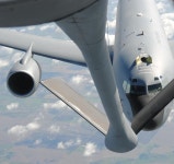 KC-135 계열기중 유일하게 급유를 받는것이 가능한 KC-135R(RT) - 유용원의 군사세계 KC-135 계열기중 유일하게 급유를 받는것이... 