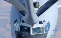KC-135 계열기중 유일하게 급유를 받는것이 가능한 KC-135R(RT) - 유용원의 군사세계 KC-135 계열기중 유일하게 급유를 받는것이... 