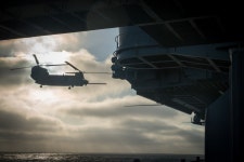 석양빛 아래 USS Carl Vinson (CVN 70)에 착함한 미 육군 MH-47G - 유용원의 군사세계 석양빛 아래 USS Carl Vinson (CVN 70)에 착함한... 