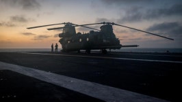 석양빛 아래 USS Carl Vinson (CVN 70)에 착함한 미 육군 MH-47G - 유용원의 군사세계 석양빛 아래 USS Carl Vinson (CVN 70)에 착함한... 