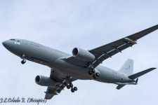 잔여 도색이 완료된 KC-330 2호기 (3.4) - 유용원의 군사세계