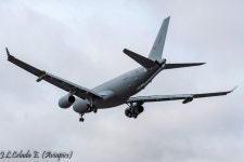 잔여 도색이 완료된 KC-330 2호기 (3.4) - 유용원의 군사세계