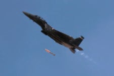 F-15E 전투기 B61-12 스마트 핵폭탄 운용인증 성공 - 유용원의 군사세계